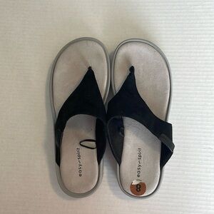 Easy-spirit black suede walking flip-flop in size 8 almost NEW. Fits like a wide